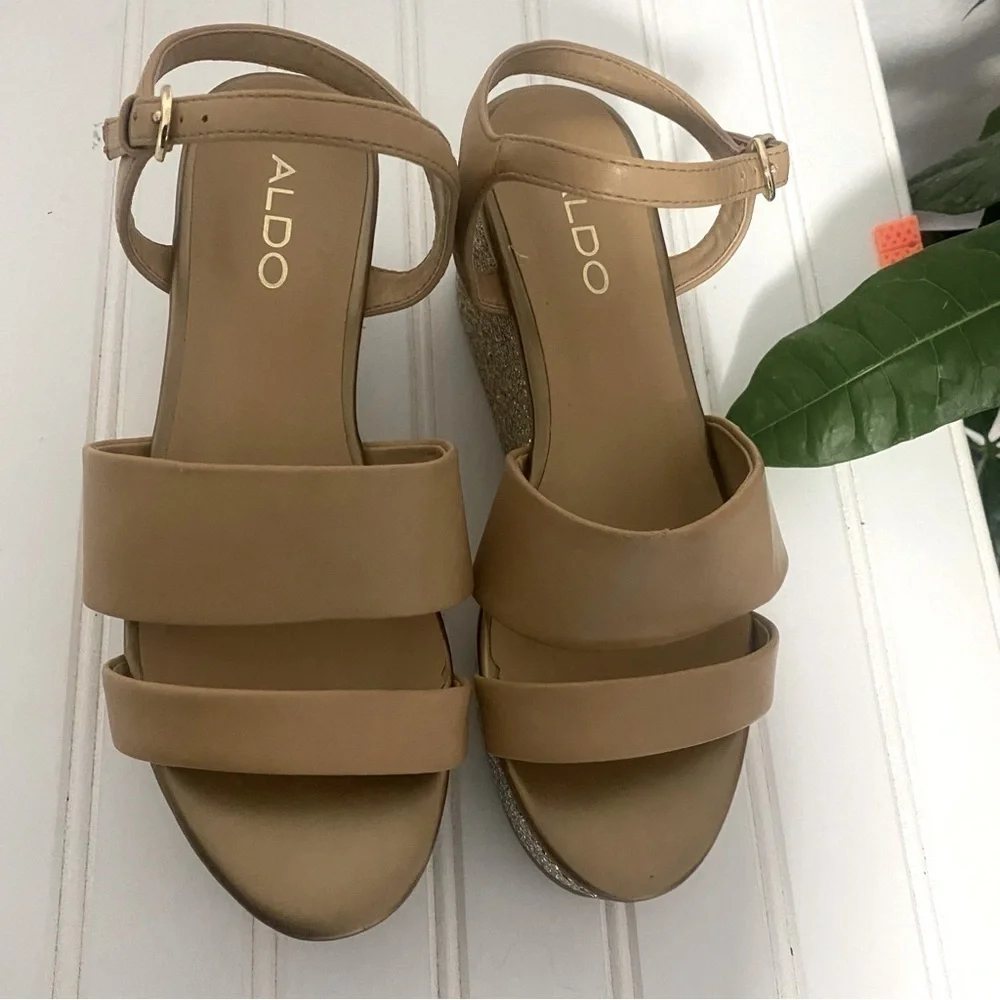 Aldo Women’s Tan with Gold Chunky Platform Sandals Y2K Size 6 Flaw On One Shoe